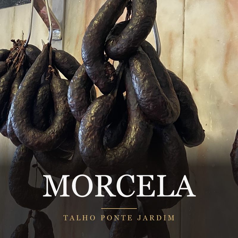 Morcelas de fabrico próprio penduradas no talho